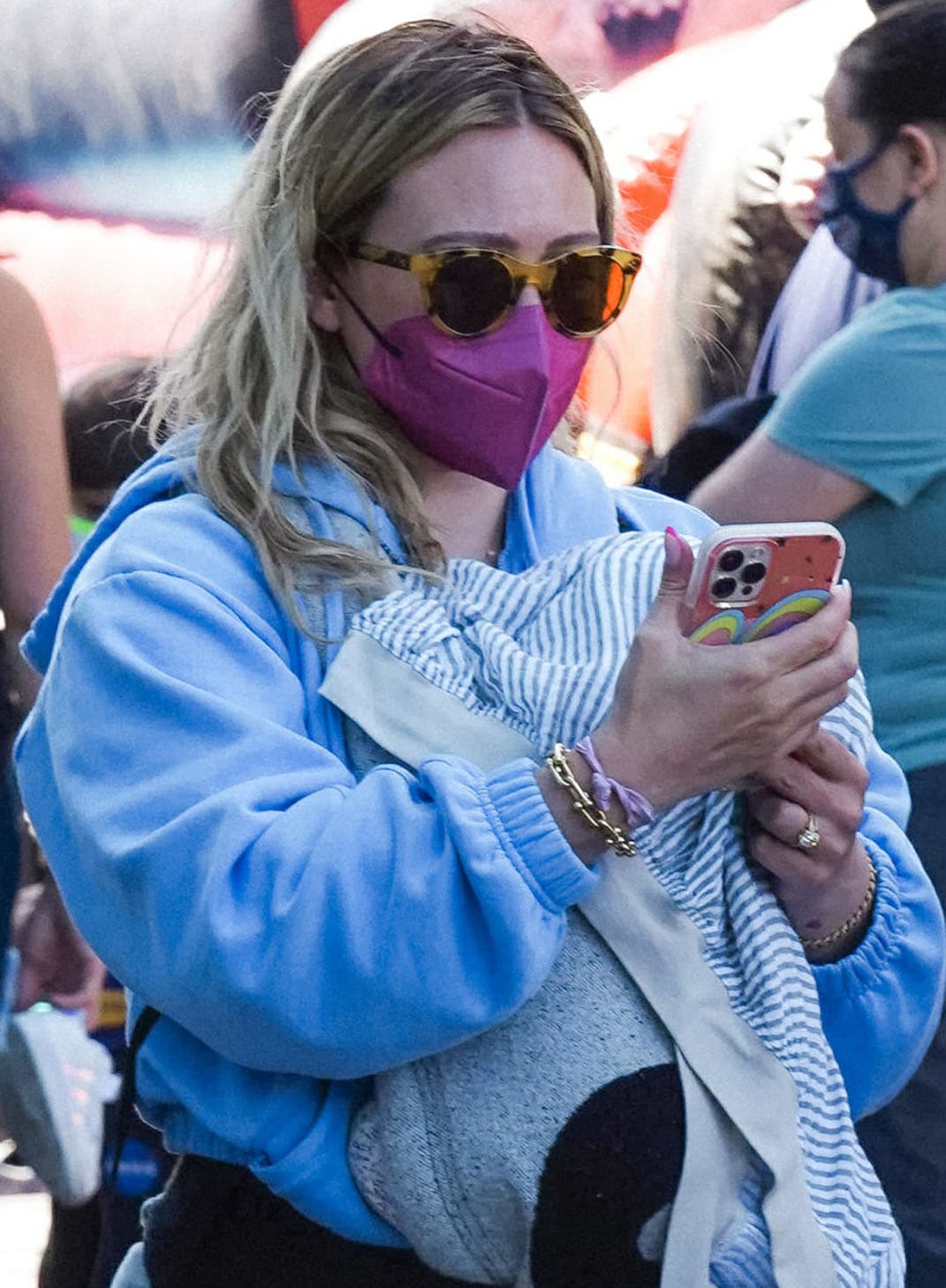 Hilary Duff stays low-key with Oliver Peoples sunglasses and Maskc pink face mask