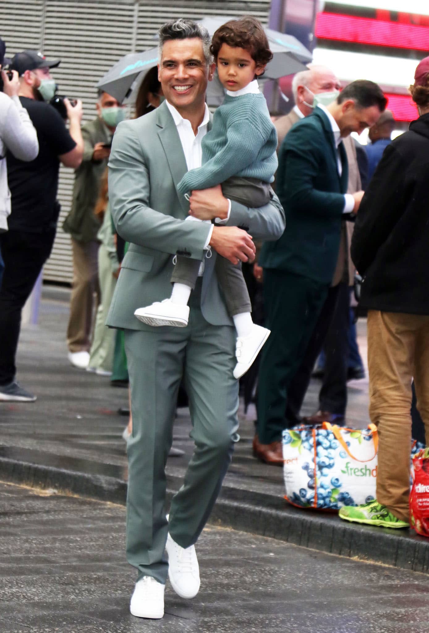 Cash Warren and son Hayes show support for Jessica Alba in matching green outfit