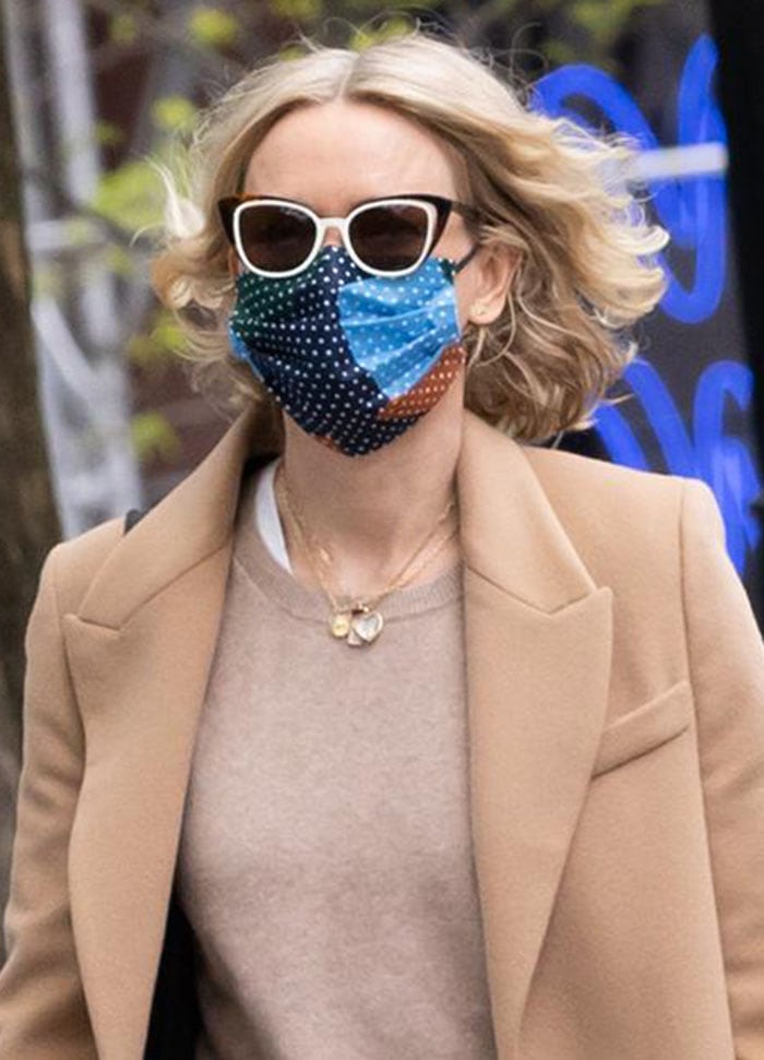 Naomi Watts keeps things low-key with Vera Wang sunnies and Barriere Dot Collage face mask
