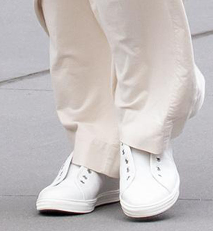 Naomi Watts completes her chic casual look with laceless white leather sneakers