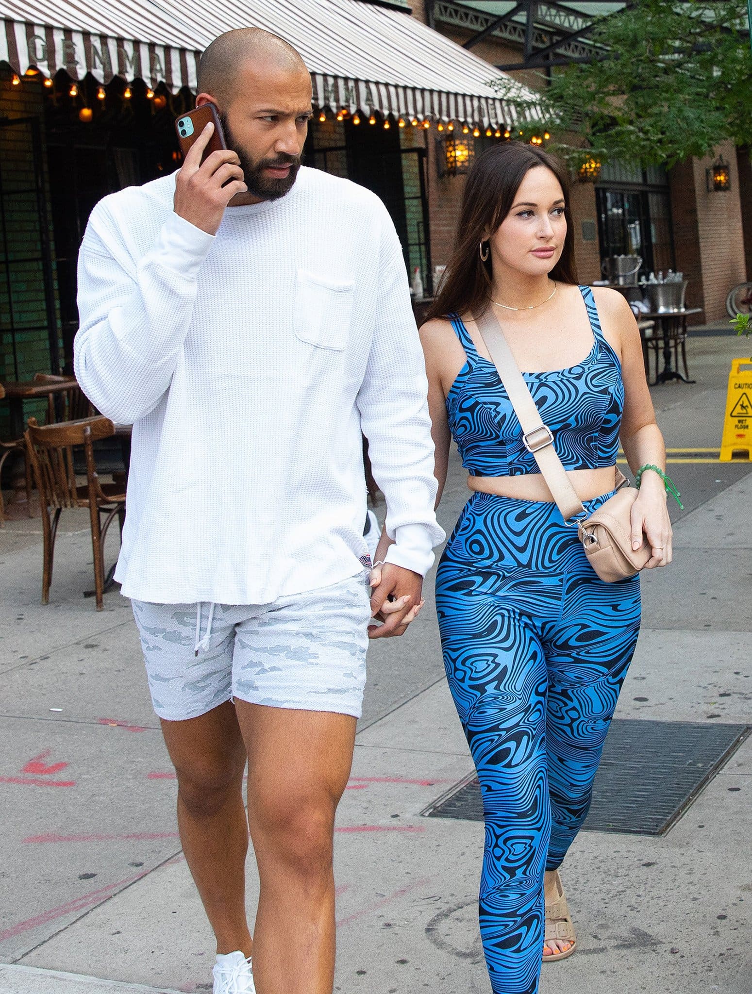 Kacey Musgraves shows off her curves in a blue printed athleisure