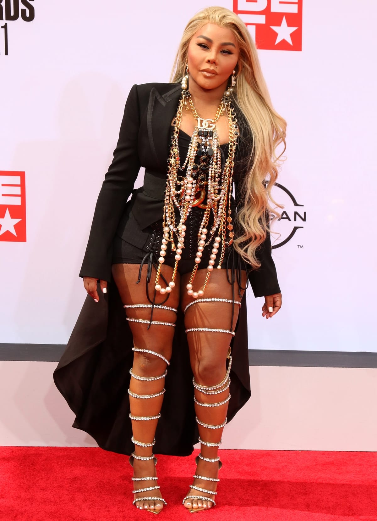 Lil’ Kim rocked black shorts with a tuxedo jacket and jewelry from Dolce and Gabbana at the BET Awards 2021