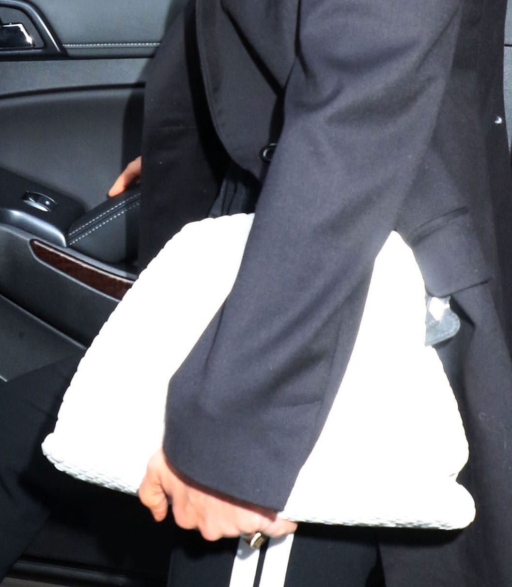 Kate Beckinsale continues with her monochrome look with a Bottega Veneta The Pouch crochet clutch