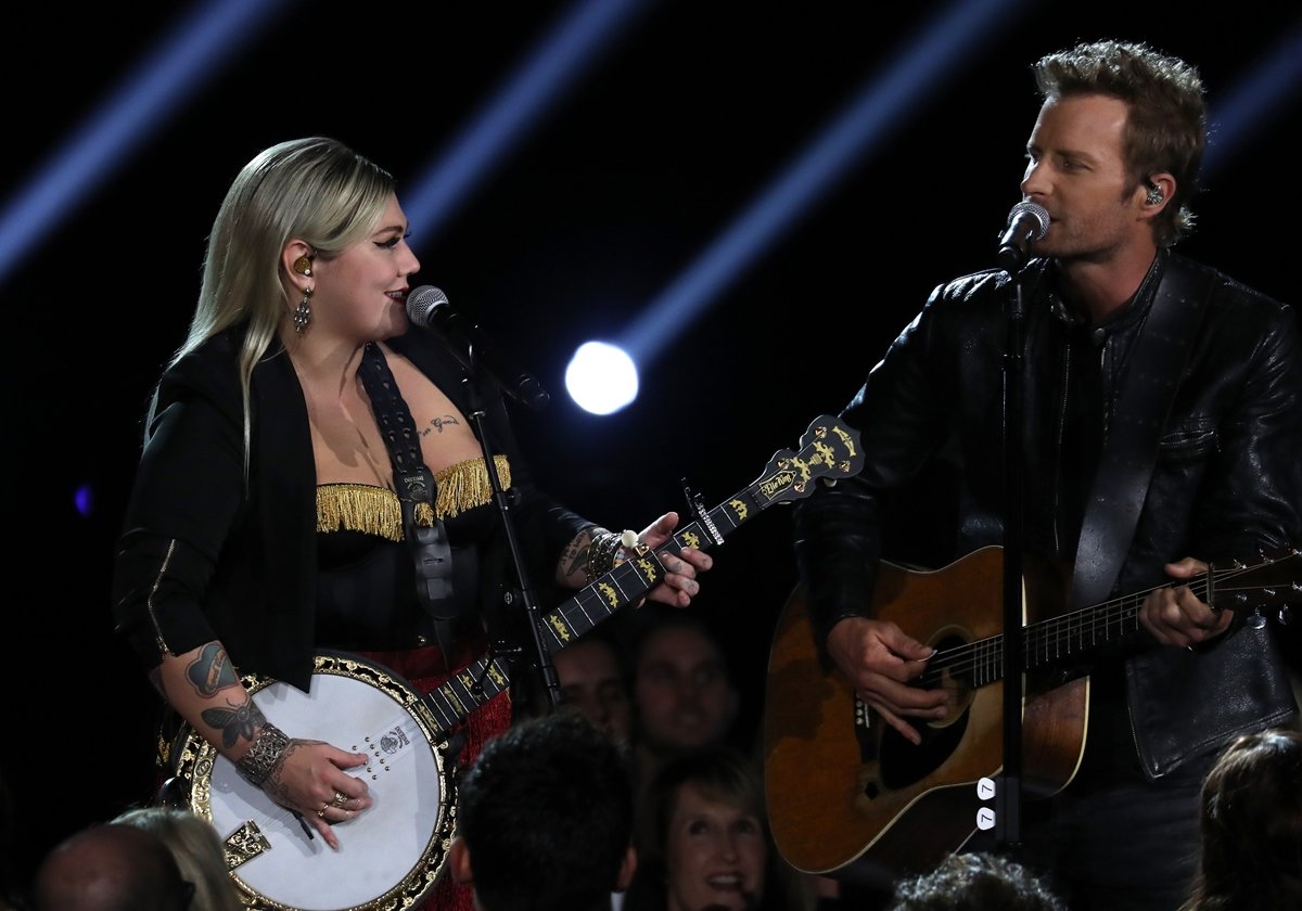 Elle King and Dierks Bentley performed their country hit "It's Different for Girls" at the 50th annual CMAs in Nashville on November 3, 2016