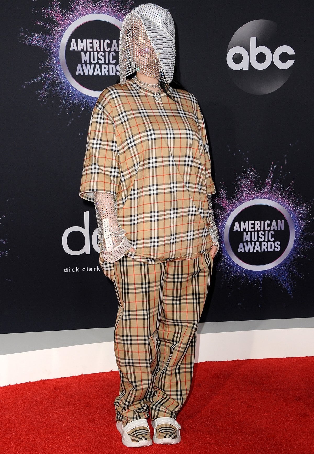 Billie Eilish wore a bedazzled beekeeper mask at the 2019 American Music Awards