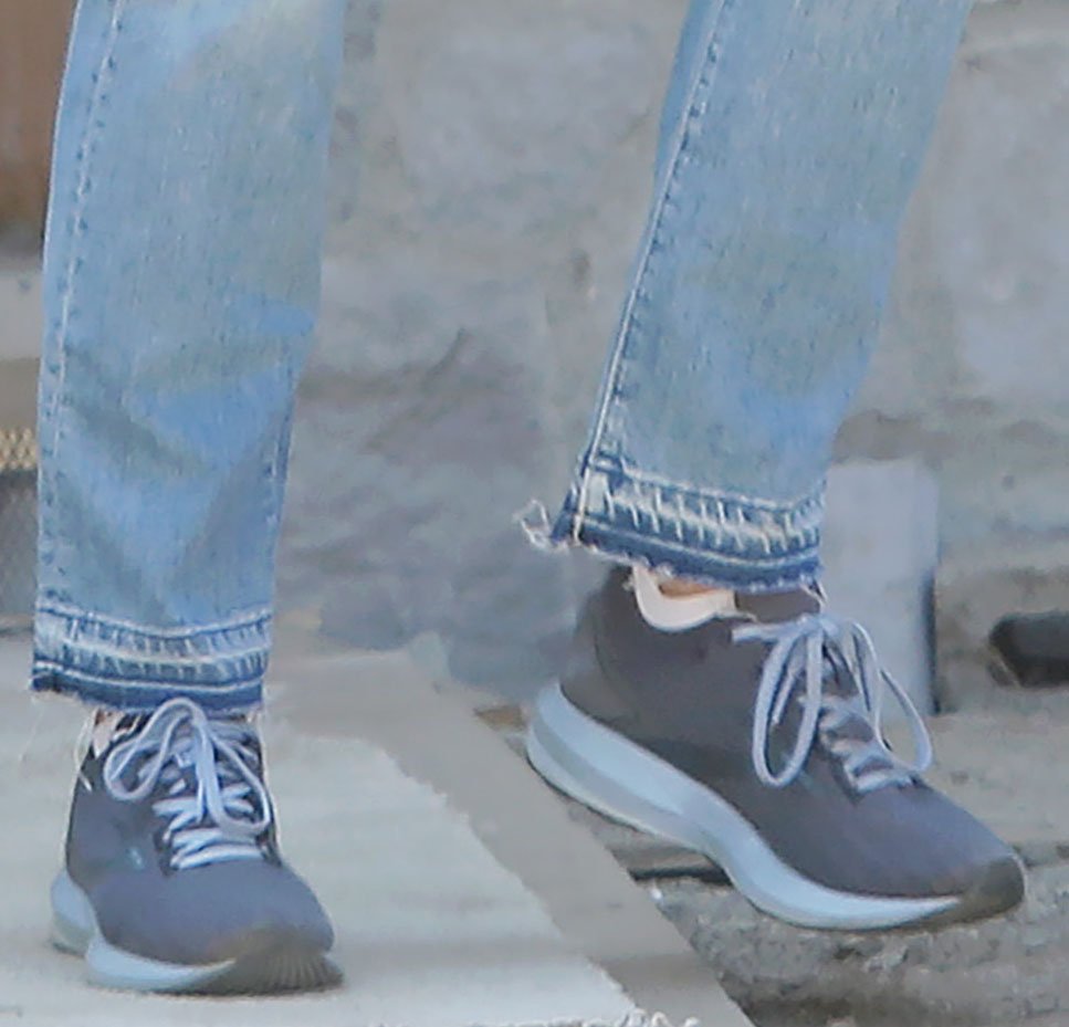 Jennifer Garner completes a chic laidback look with Brooks Levitate 3 sneakers