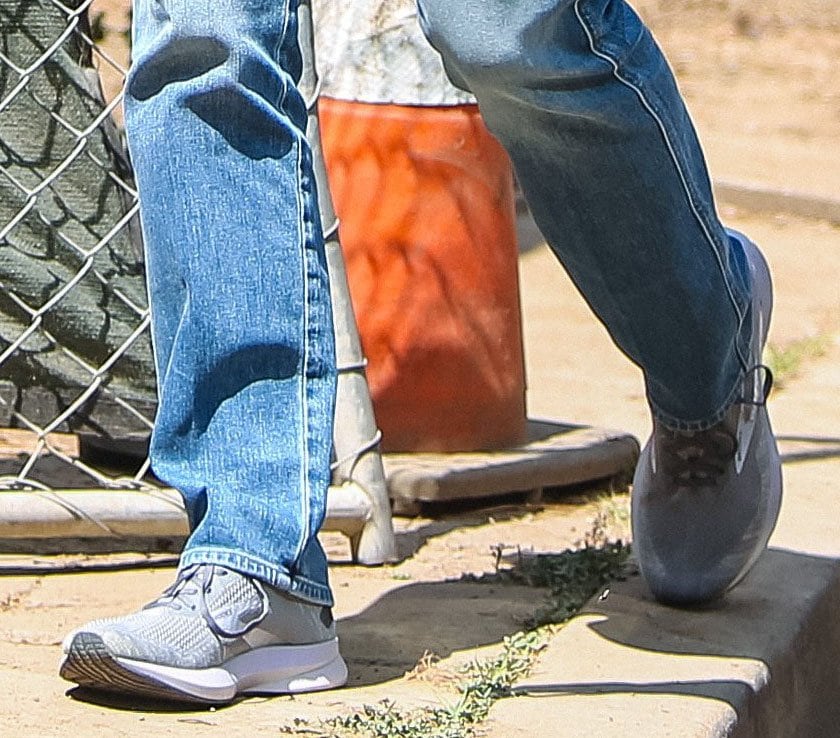 Jennifer Garner pairs her jeans and tee with Brooks Levitate 4 running shoes