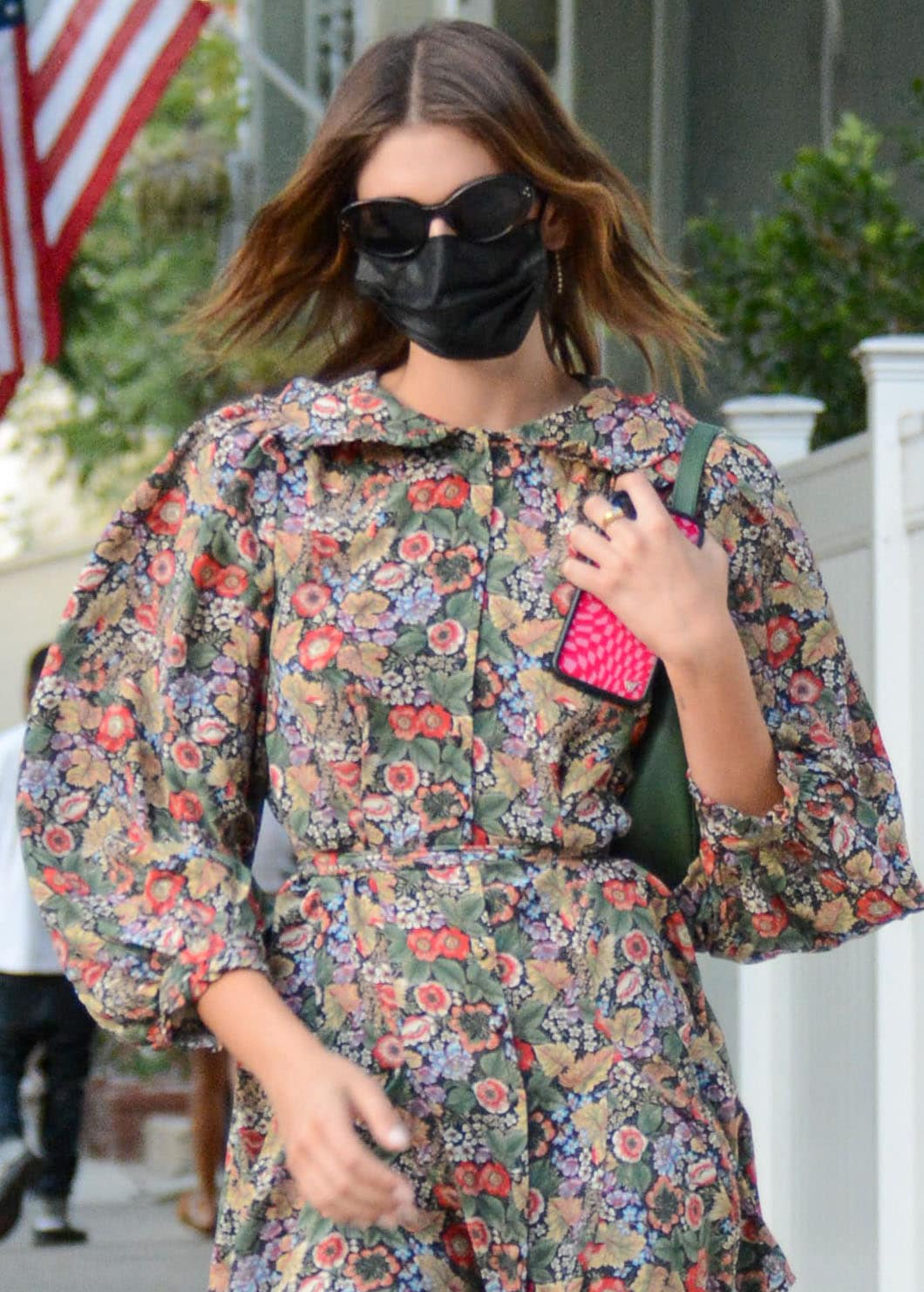 Kaia Gerber wears her short hair loose and keeps a low profile with Celine sunglasses and a black face mask