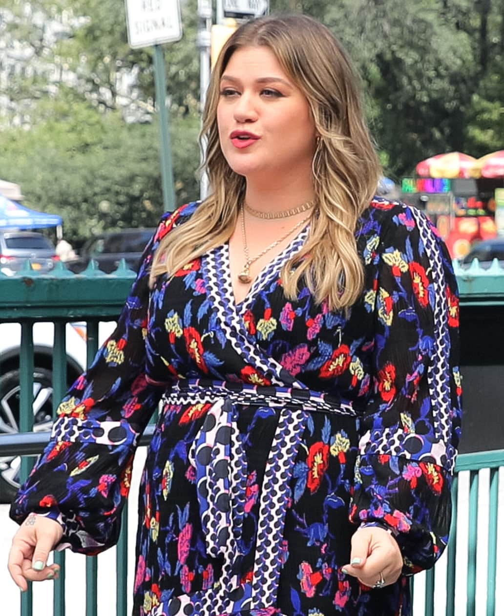 Kelly Clarkson styles her hair in '70s wavy feathered layers and wears bright red lip color