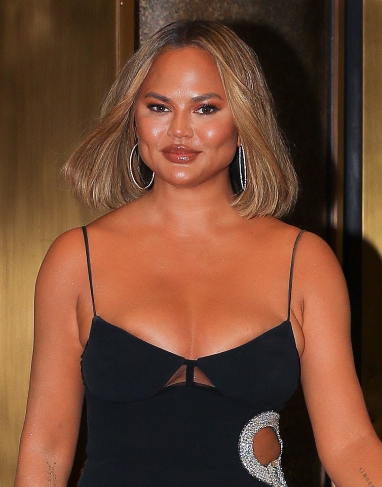 Chrissy Teigen wears her bob hairstyle down and highlights her features with neutral makeup