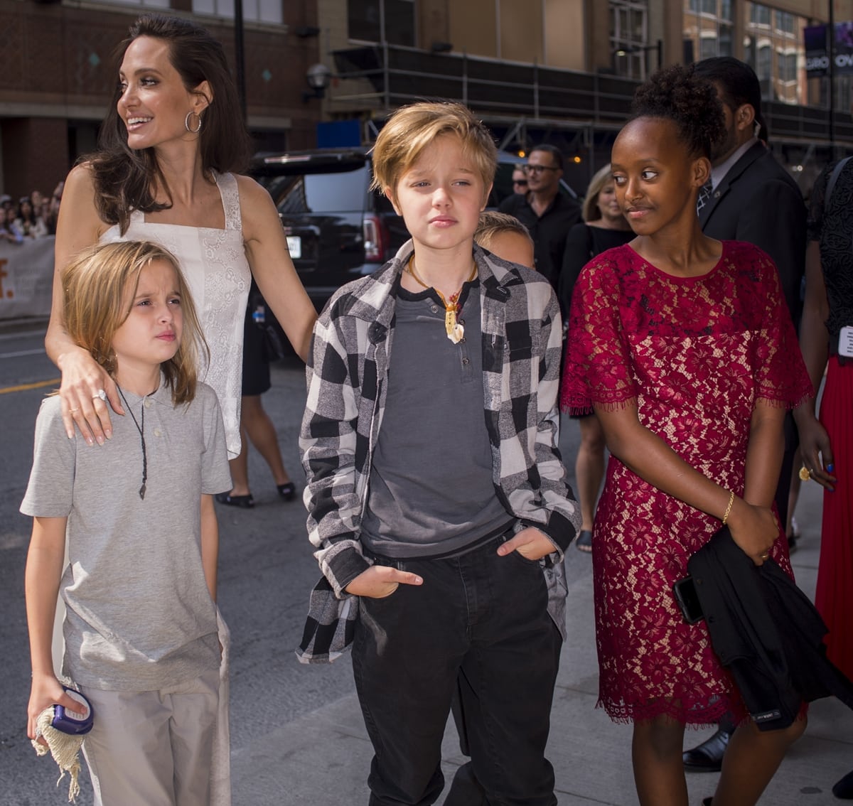 Shiloh Jolie-Pitt dresses like a boy with his mother Angelina Jolie and his siblings Pax and Zahara