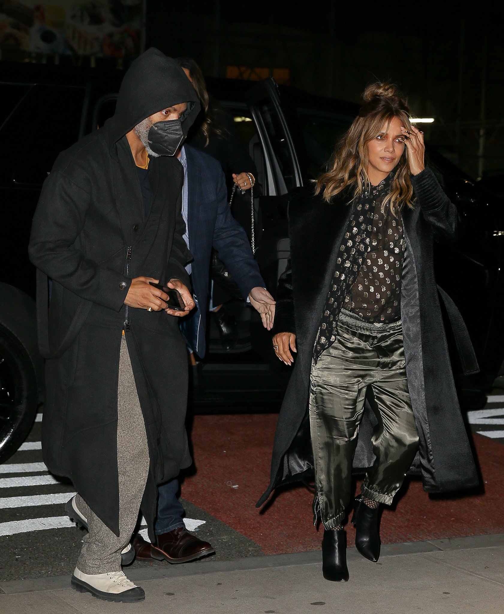 Van Hunt and girlfriend Halle Berry step out for a date night at the DGA Theater Complex in Midtown Manhattan