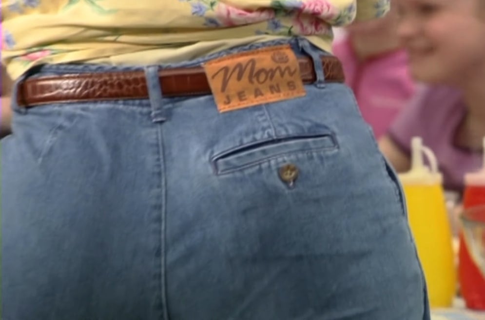 Quần mom jeans bị trêu chọc trong một khóa hài của Saturday Night Live vào tháng 5 năm 2003 được viết bởi Tina Fey cho một dòng quần giả tưởng có tên Mom Jeans (Credit: NBC)