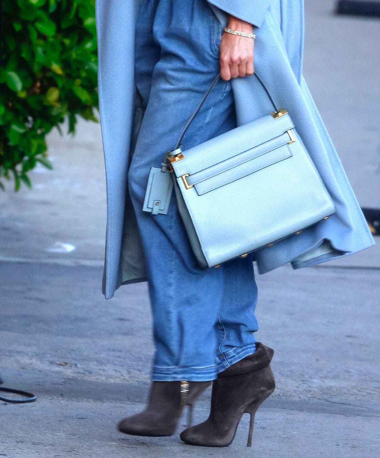 Jennifer Lopez keeps a coordinated look with a blue Valentino bag and a pair of gray suede Giuseppe Zanotti boots