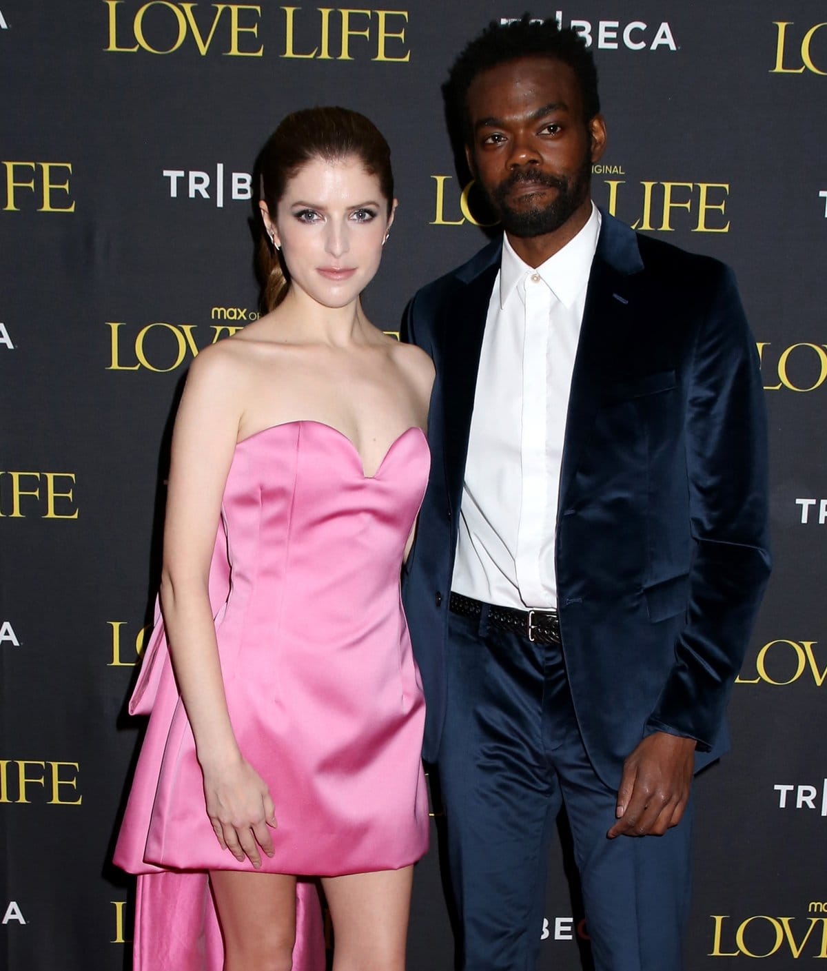 5′ 2″ actress Anna Kendrick looks short next to 5' 8" actor William Jackson Harper