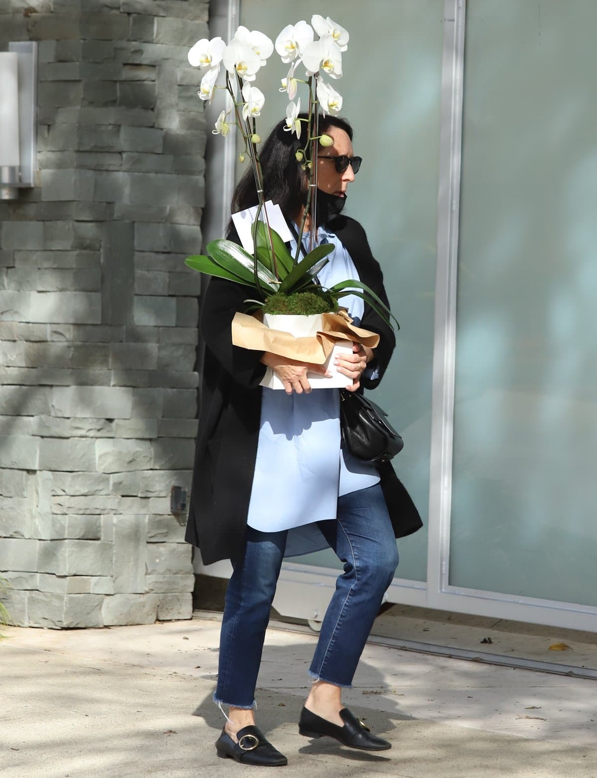 Bob Saget's ex-wife Sherri Kramer arrives at Bob Saget's home with flowers