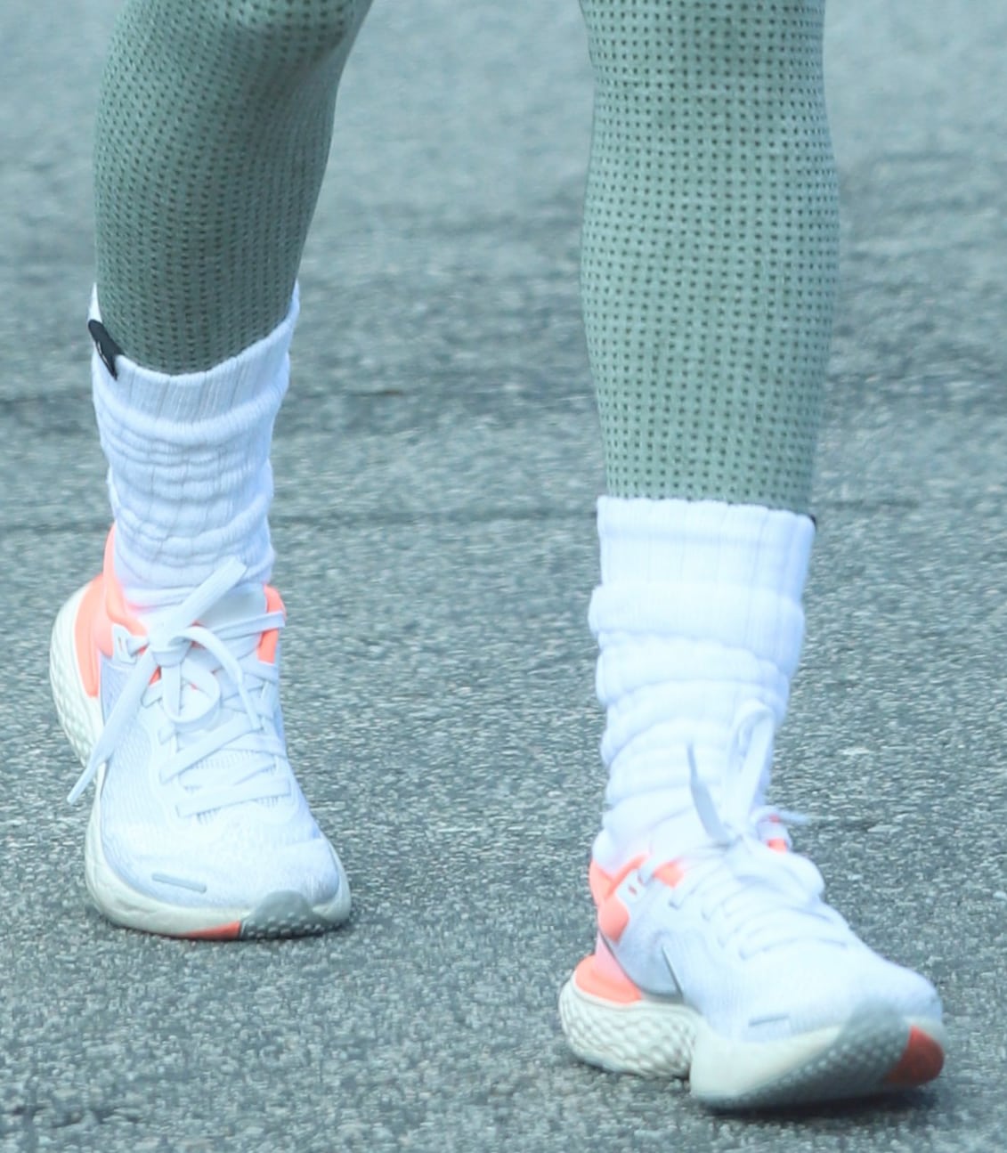 Eva Longoria completes her comfy athleisure with Nike Zoomx Invincible Run Flyknit sneakers
