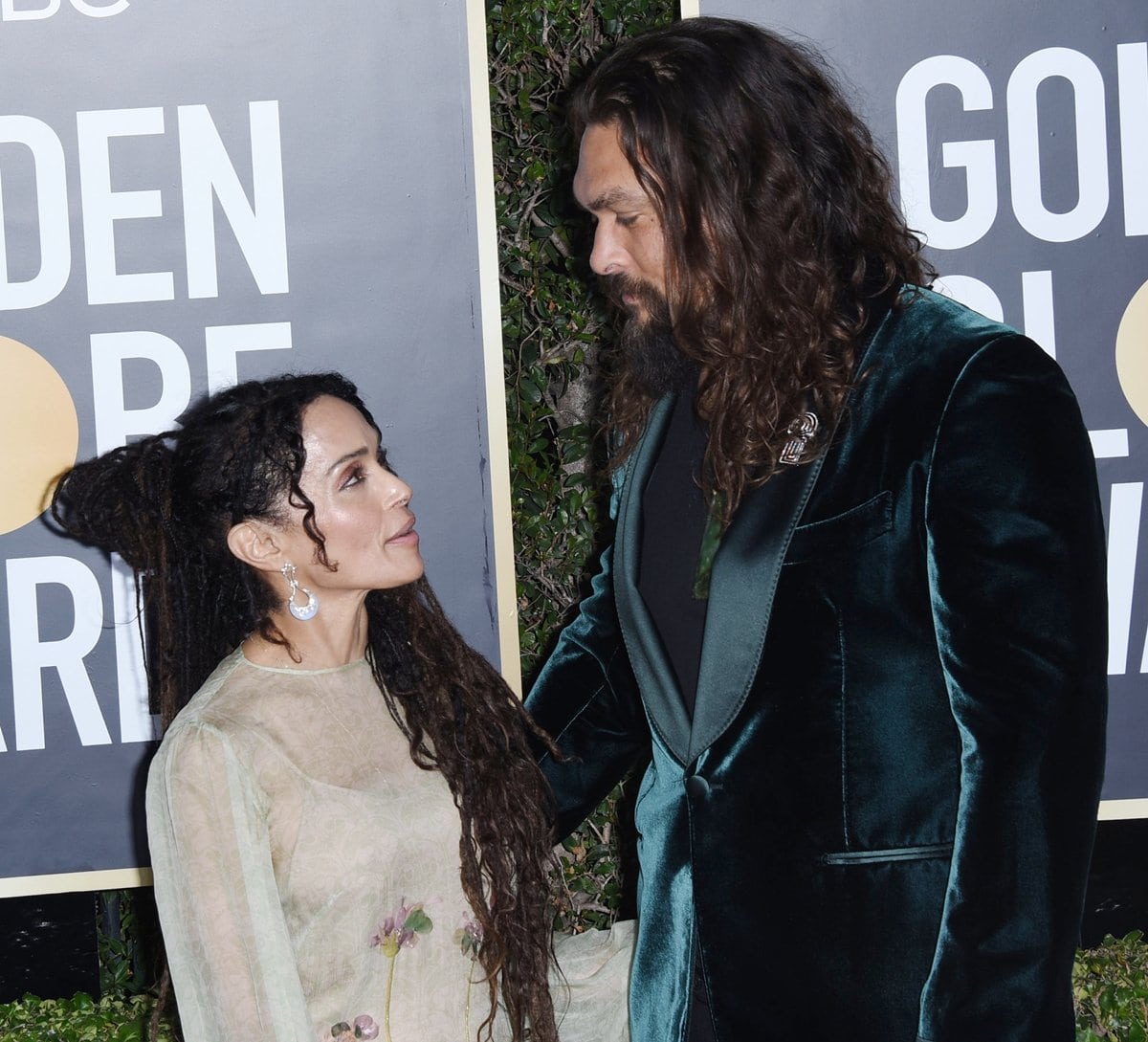 Lisa Bonet, standing at 5'2", and Jason Momoa, towering over her at 6'4", showcase their significant height difference on the red carpet