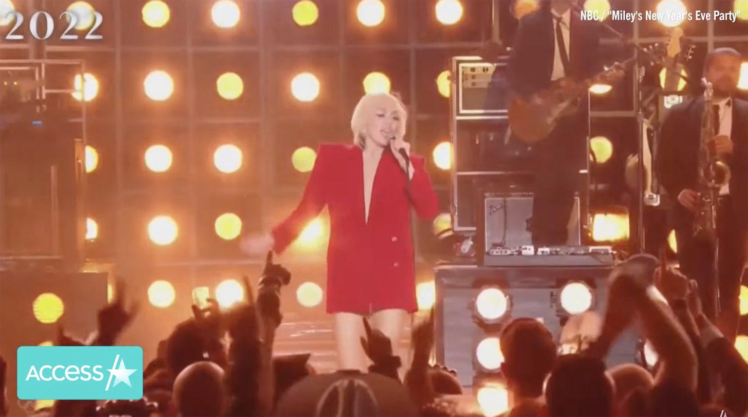 Miley Cyrus Expertly Deals With Wardrobe Malfunction During New Year’s Eve Party