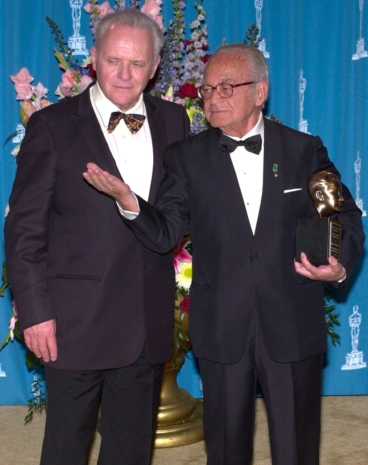 Presenter Sir Anthony Hopkins and Dino De Laurentiis pose for photos at the 73rd Annual Academy Awards ceremony