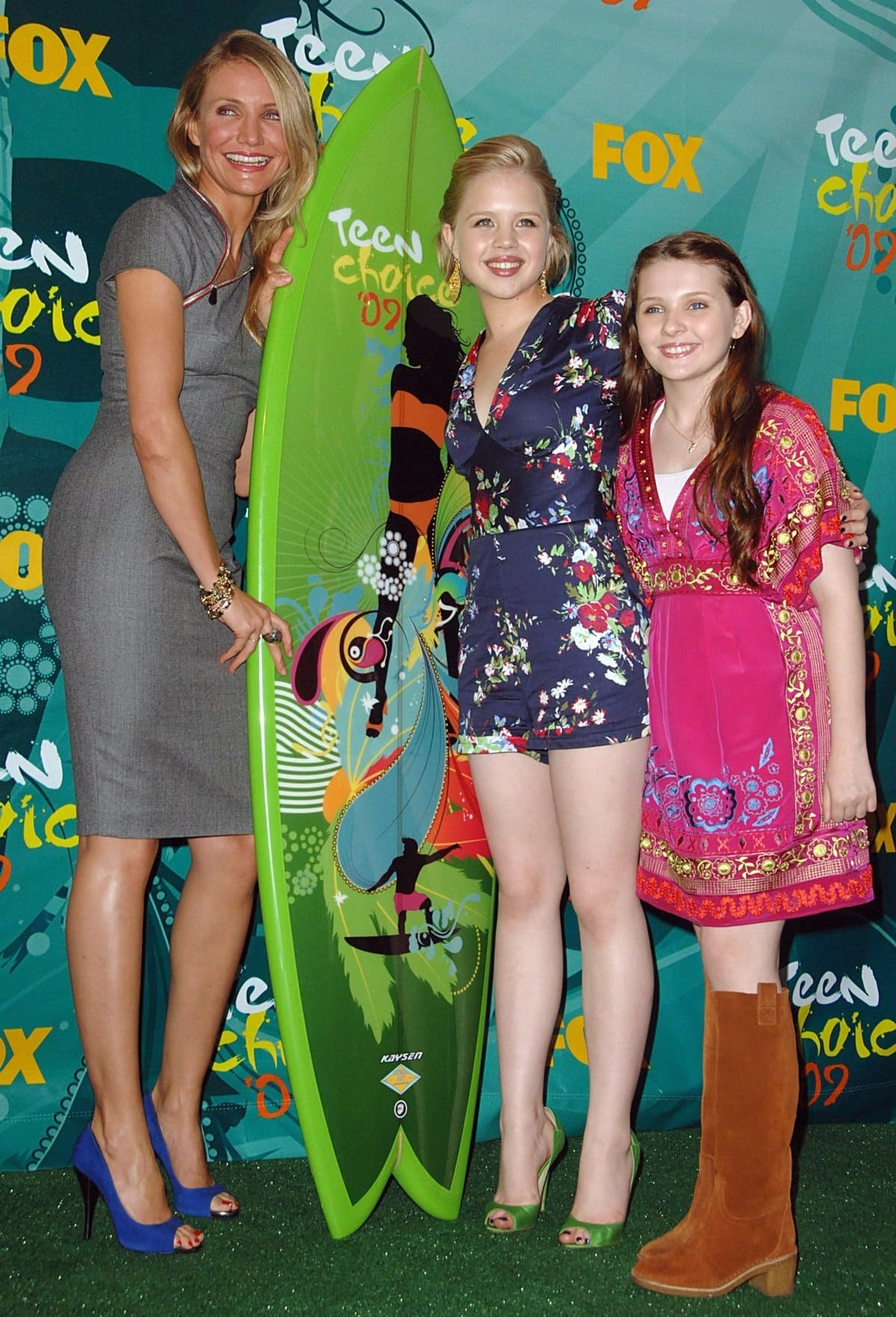 Posing with Sofia Vassilieva and Abigail Breslin, actress Cameron Diaz wore an Alexander McQueen asymmetrical zip dress with blue suede Pierre Hardy peep-toe heels at the 2009 Teen Choice Awards