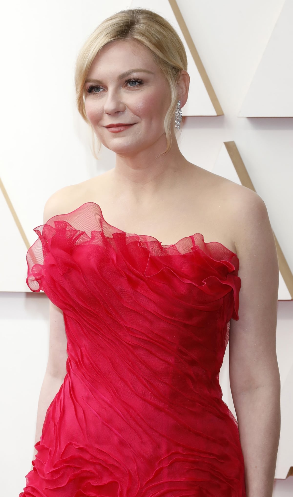Kirsten Dunst styled her red dress with Fred Leighton Marquise and baguette diamond earrings by Sterle Paris