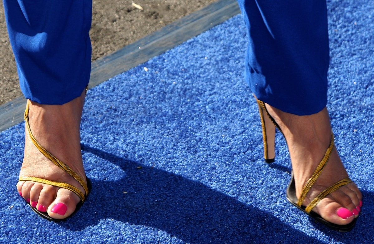 Tyra Banks shows off her feet at the 2011 Do Something Awards