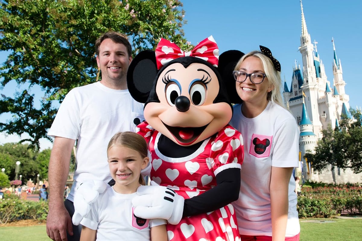 Jamie Lynn Spears poses with her husband Jamie Watson, her daughter Maddie and Minnie Mouse