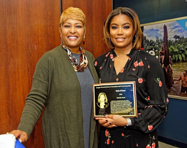 Rashida Jones, pictured with SHSJC Dean B. Da'Vida Plummer, was inducted into the Scripps Howard School of Journalism and Communications Hall of Fame at Hampton University in 2019