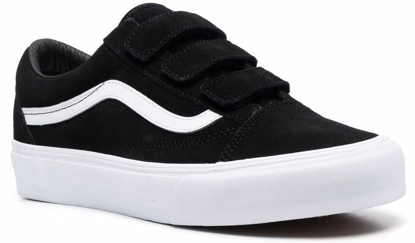 These Old Skool sneakers feature a black suede upper with white trims and front touch-strap fastenings