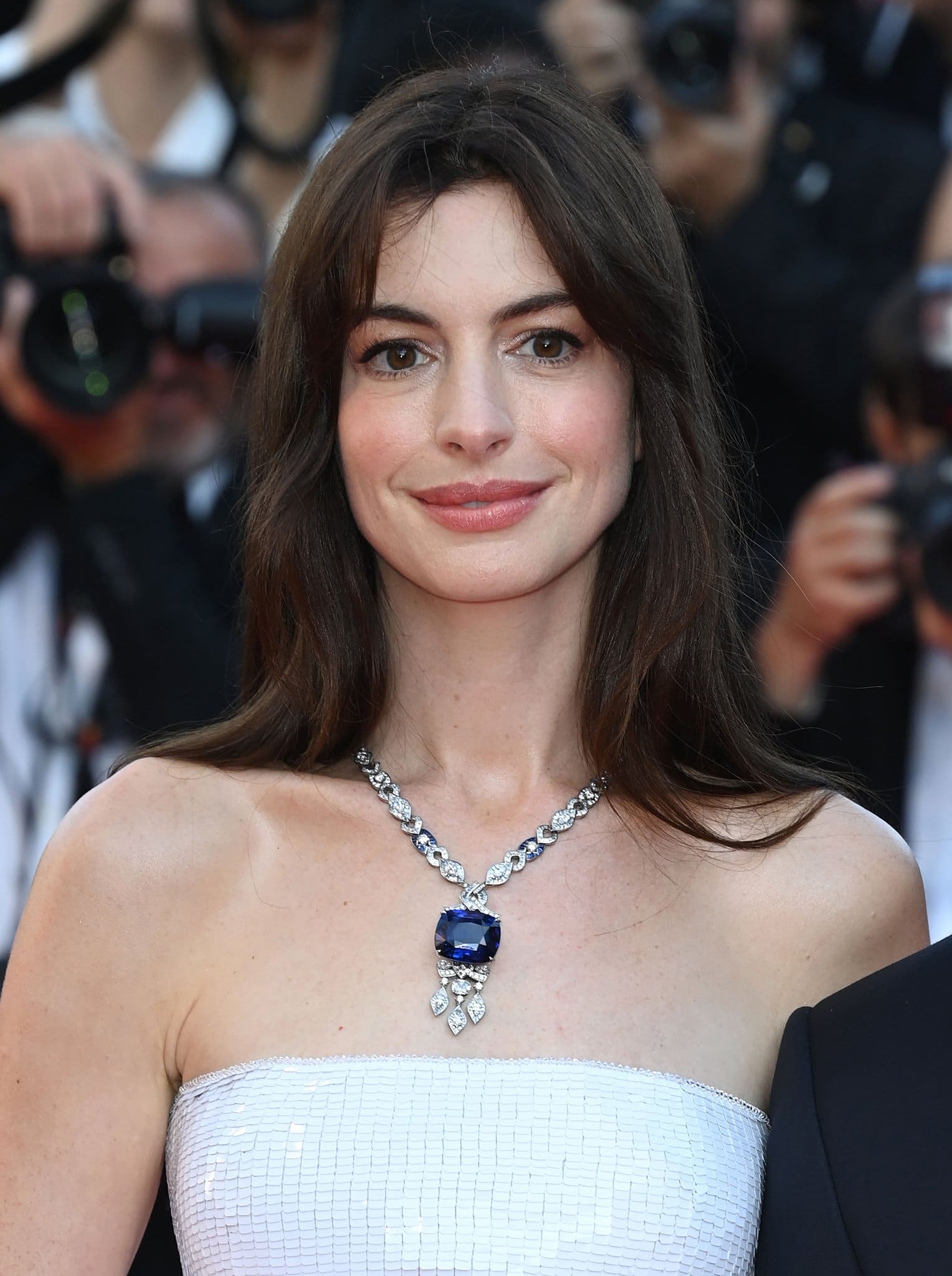 Anne Hathaway wears her chocolate brown tresses down and highlights her features with eyeliner and pink lipstick