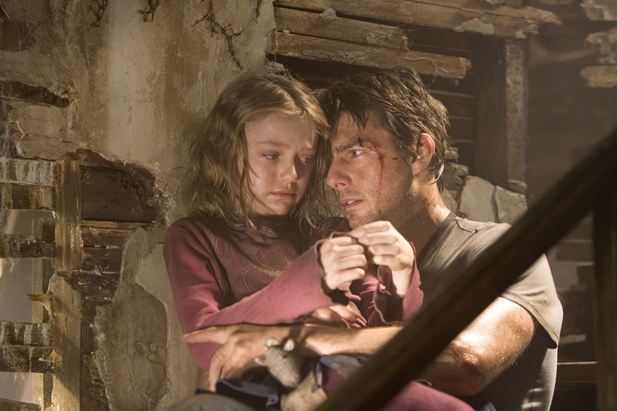 Dakota Fanning was 10 years old and Tom Cruise was 42 during the filming of War of the Worlds