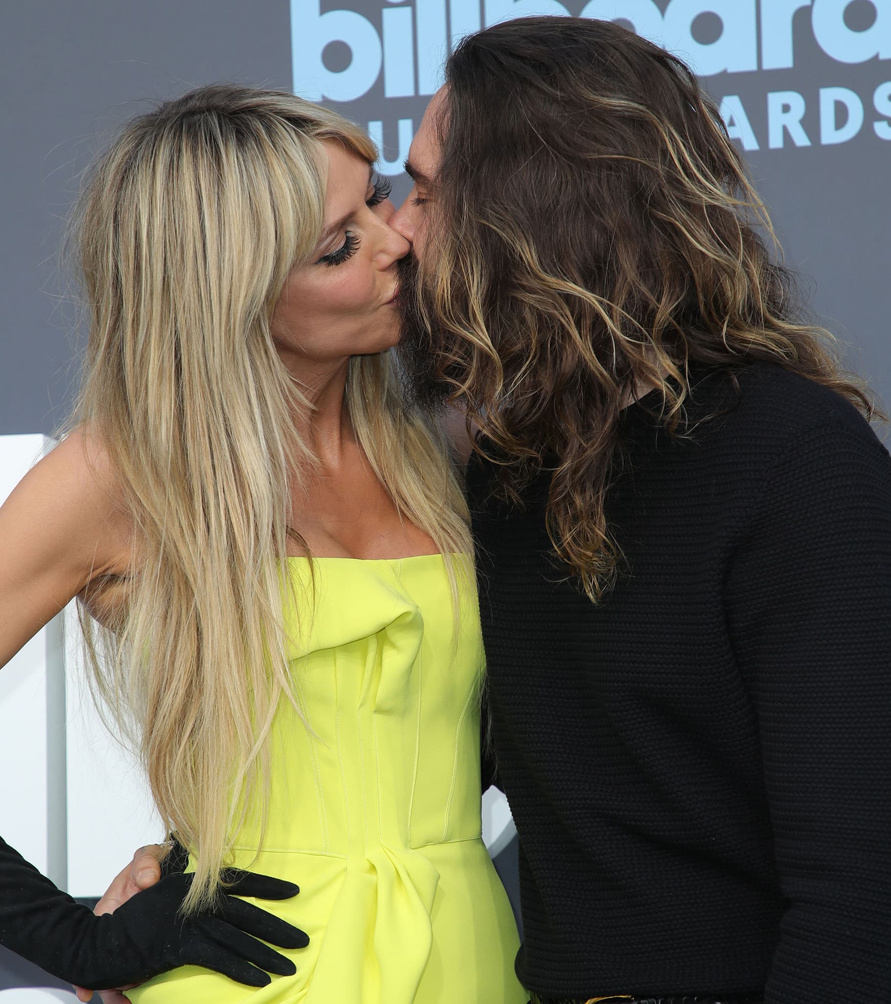 Heidi Klum and husband Tom Kaulitz share a kiss on the red carpet