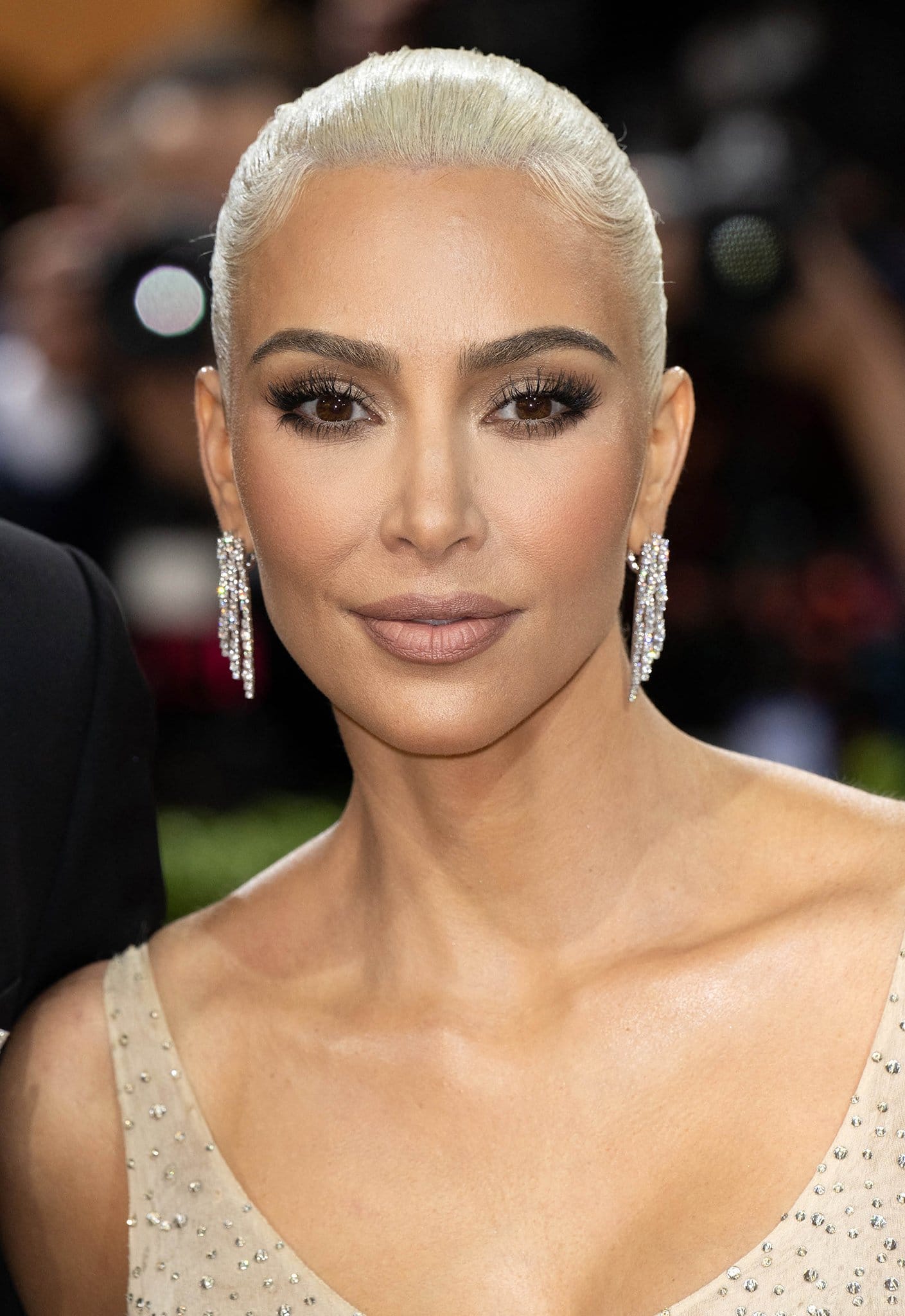 It took 14 hours for Kim Kardashian to achieve her Marilyn Monroe-inspired platinum blonde hair