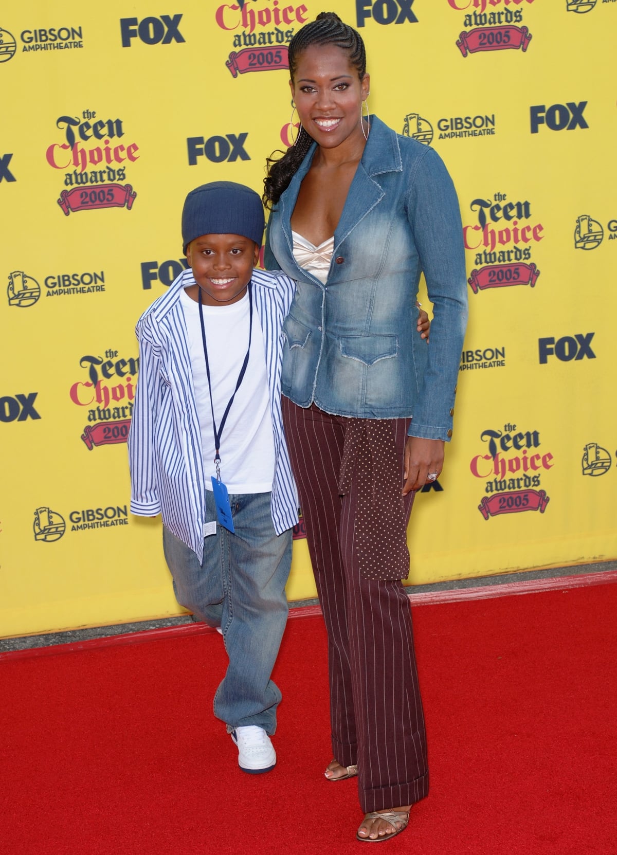 Actress Regina King and son Ian Alexander, Jr. arrive at the 2005 Teen Choice Awards