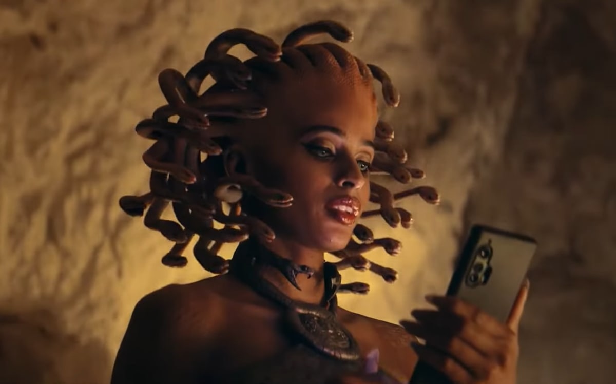 Jesi Le Rae shops for sunglasses as Medusa in Amazon’s Prime commercial