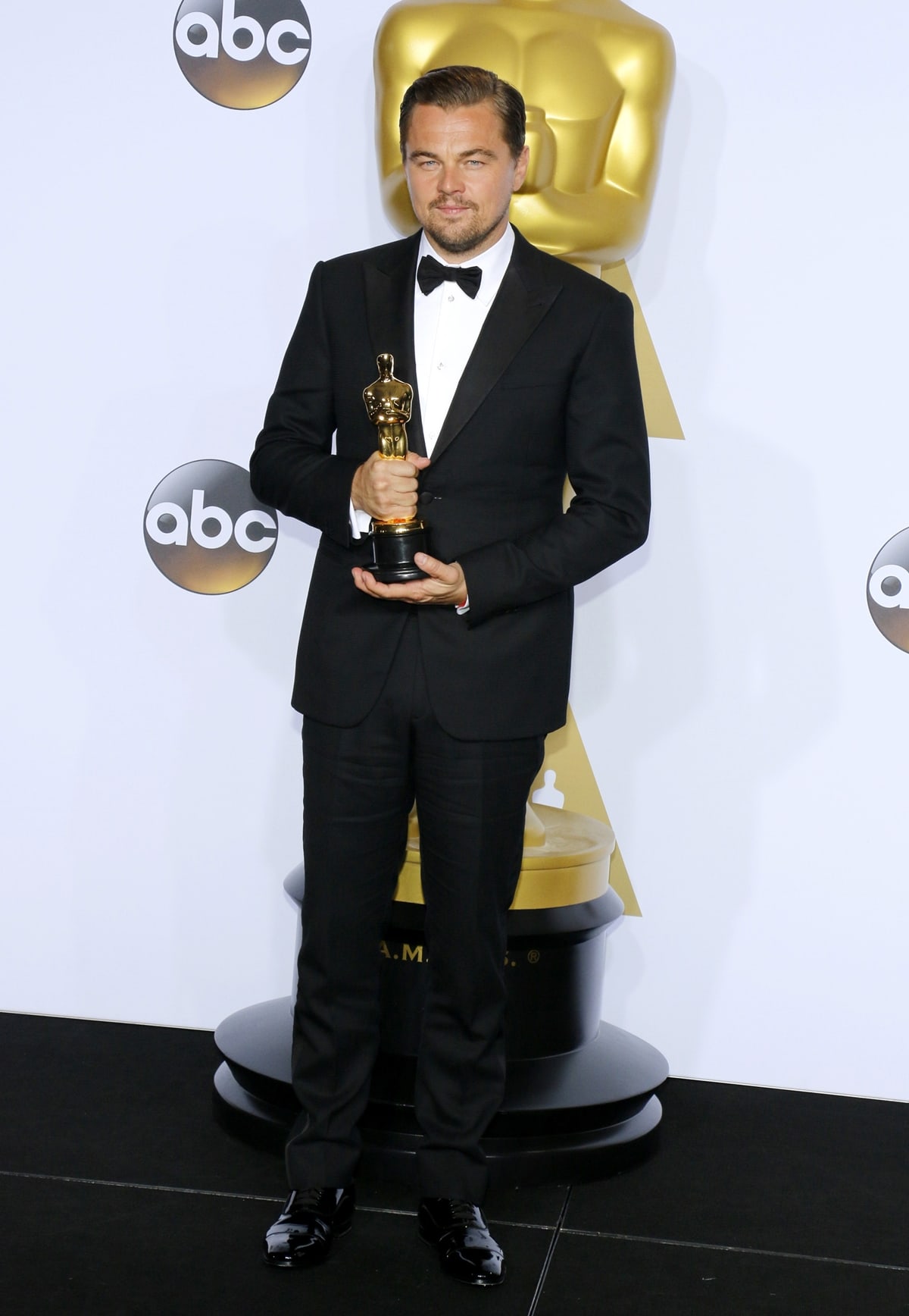 Leonardo DiCaprio won the Oscar for Best Actor in a Giorgio Armani tuxedo and Established Jewelry cufflinks at the 88th Annual Academy Awards