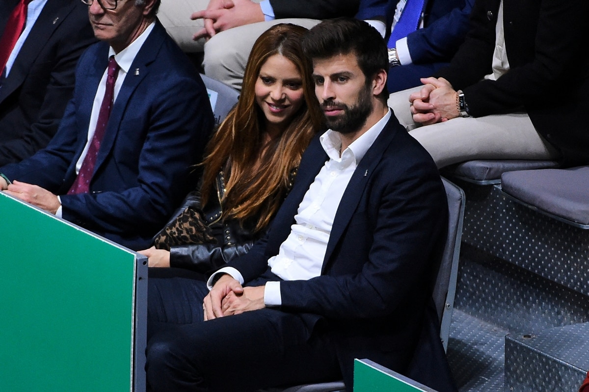 Musician Shakira and 10 years younger football player Gerard Pique