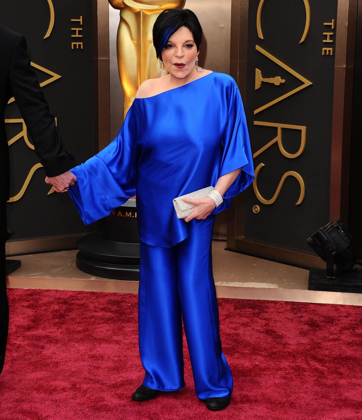Actress Liza Minnelli in an electric blue pantsuit at the Oscars held at Hollywood & Highland Center