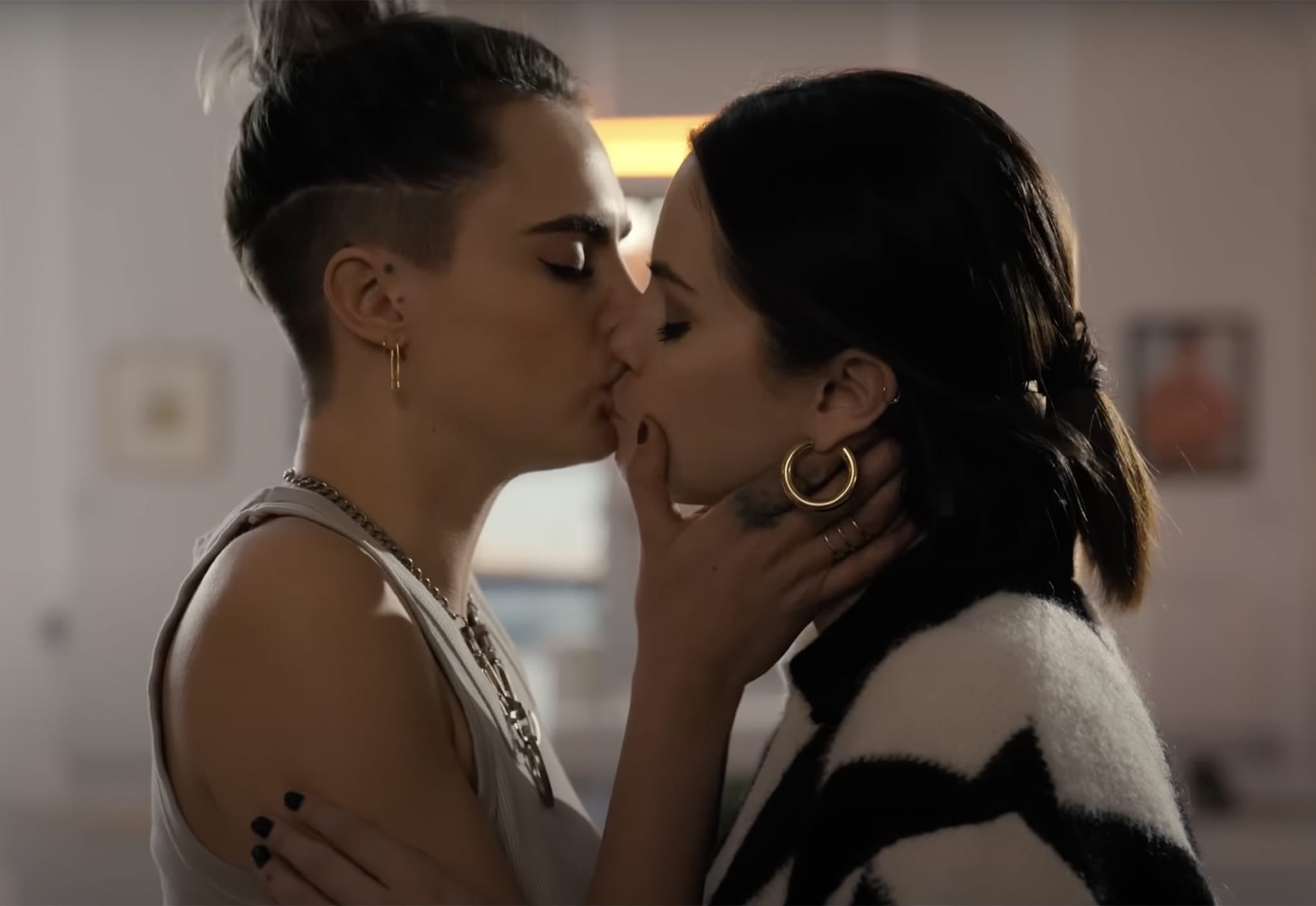 Cara Devingne and Selena Gomez share a passionate kiss in episode two of Only Murders in the Building Season 2