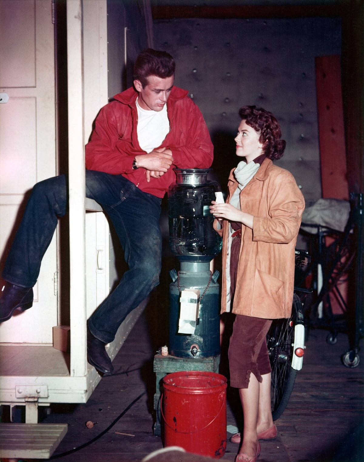 James Dean’s Jim Stark completes his iconic rebel look with sturdy black engineer boots, anchoring the 1950s greaser style in rugged authenticity