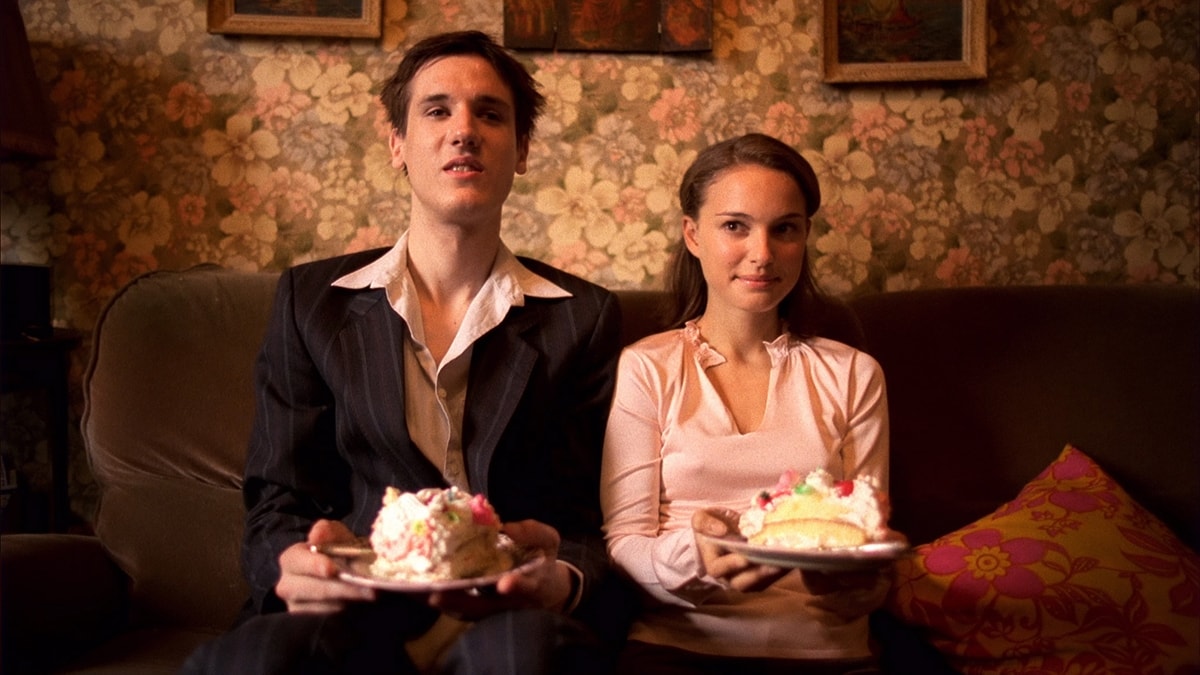 Melchior Beslon as Thomas and Natalie Portman as Francine in the 2006 anthology film Paris, je t