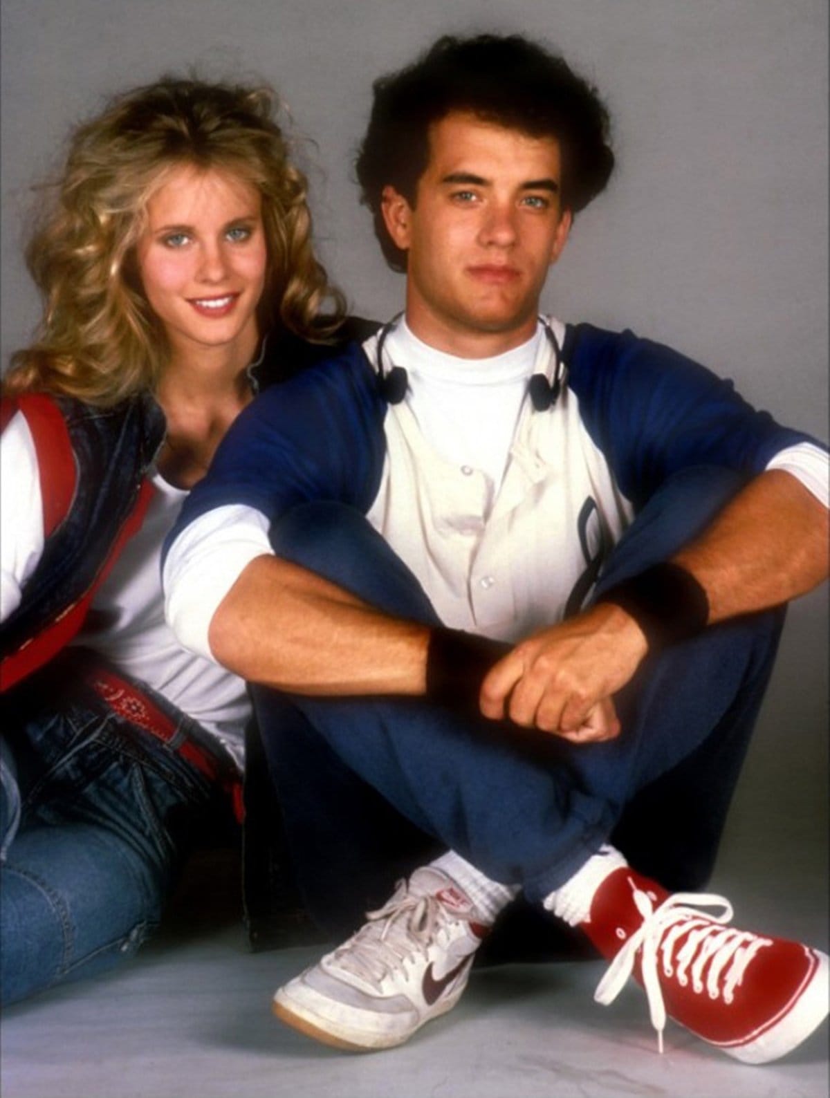 Tom Hanks as Richard Drew and Lori Singer as Maddy in the 1985 American comedy film The Man with One Red Shoe