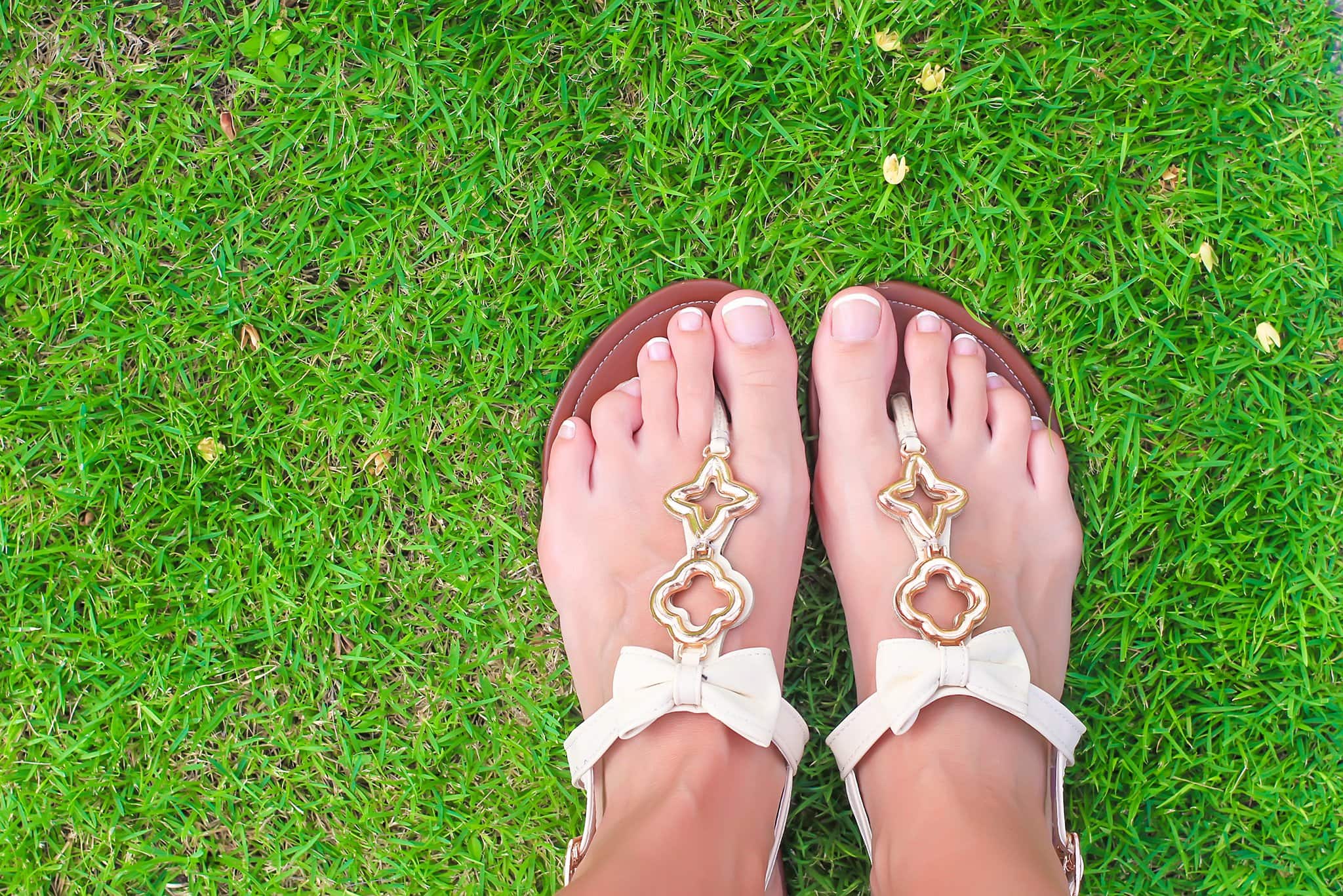 The 6 Best Thong Sandals and What Brands to Shop