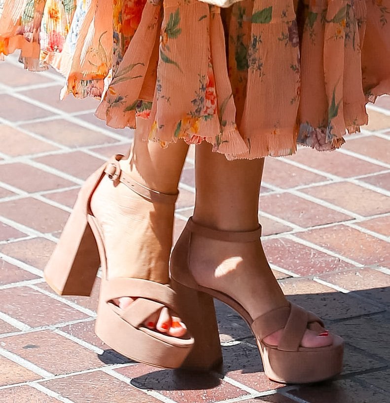 Sofia Vergara pairs her vintage-inspired dress with praline rose Gianvito Rossi Sheridan platform sandals