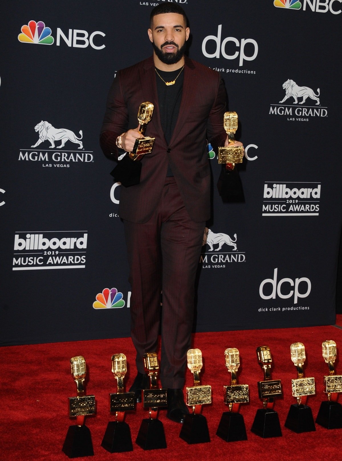 Drake posing with his trophies at the 2019 Billboard Music Awards press room