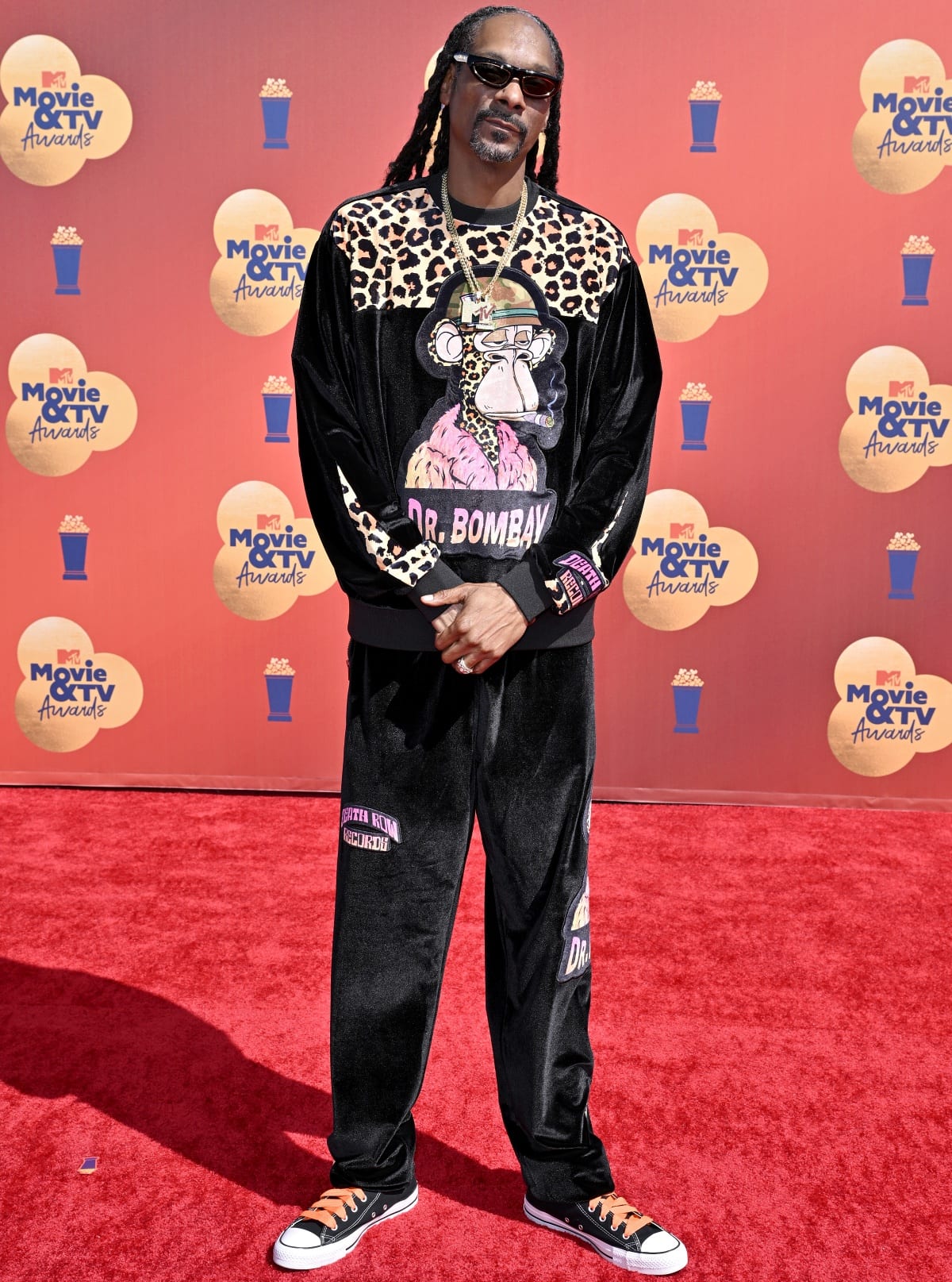 Snoop Dogg towering over everyone at the 2022 MTV Movie & TV Awards
