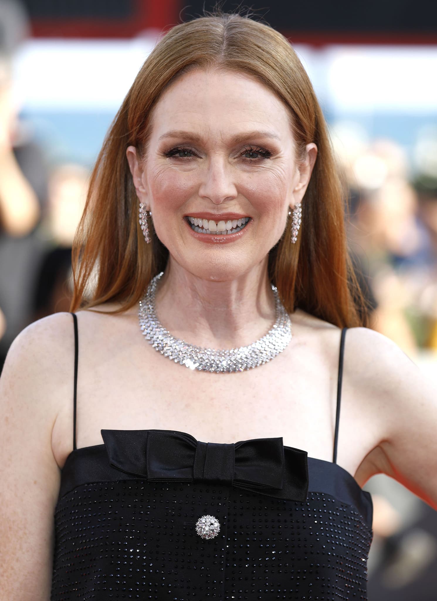 Julianne Moore wears her ginger hair straight and highlights her eyes with subtle smokey eyeshadow and mascara