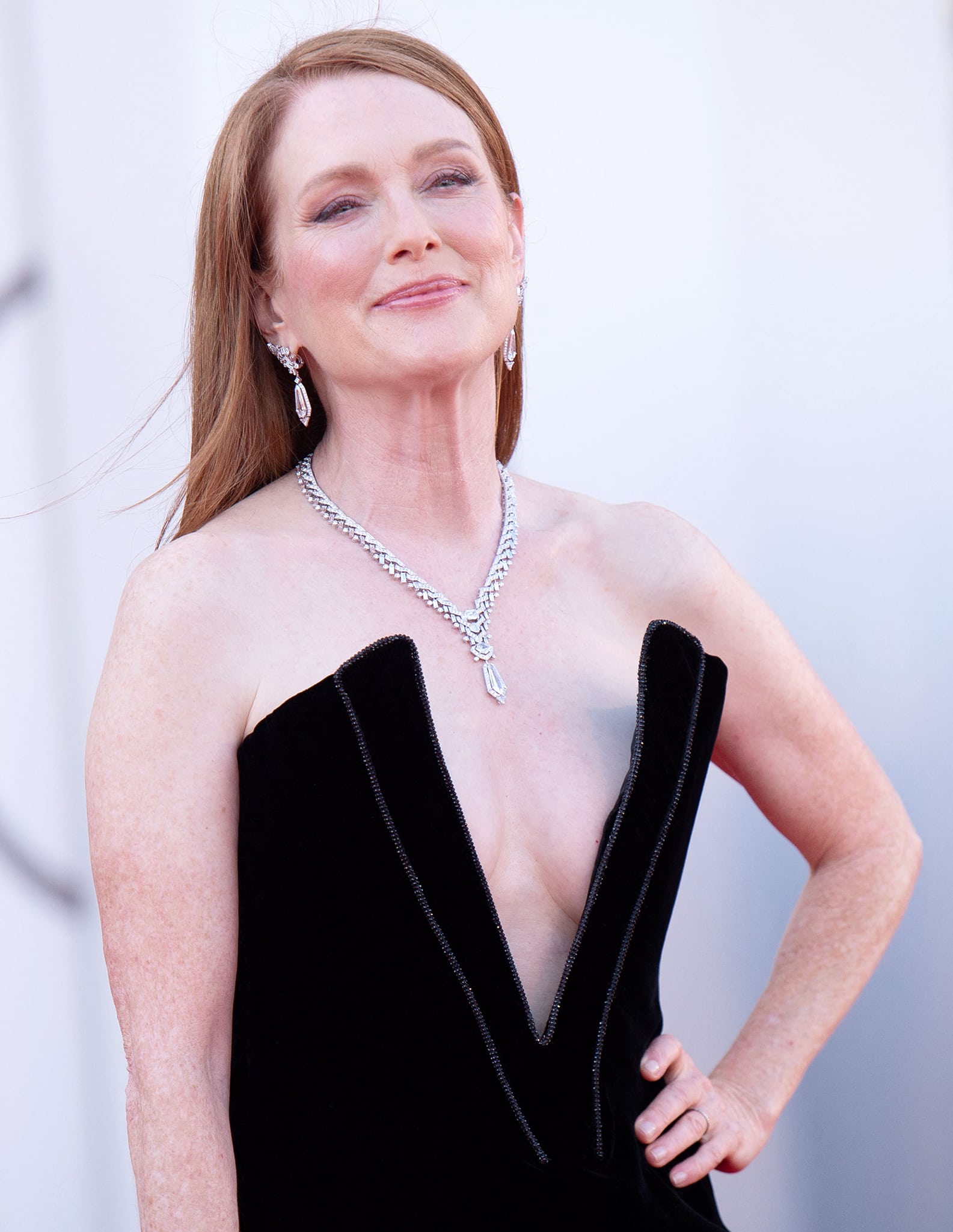 Julianne Moore drawing more attention to her decolletage with a Cartier necklace and matching diamond earrings