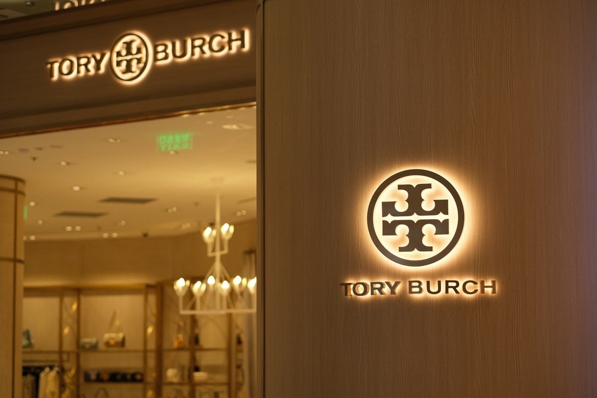 Looking like a cross, the Tory Burch logo looks features two identical letters “T” placed one over the other, with the top “T” turned upside down